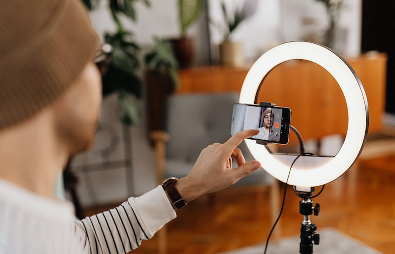 Konten Kreator, Profesi Kekinian Yang Banyak Di Lirik Anak Muda