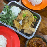 Penyetan Bang Ali Simpang Darmo: Sambal Ulek Makan Siang