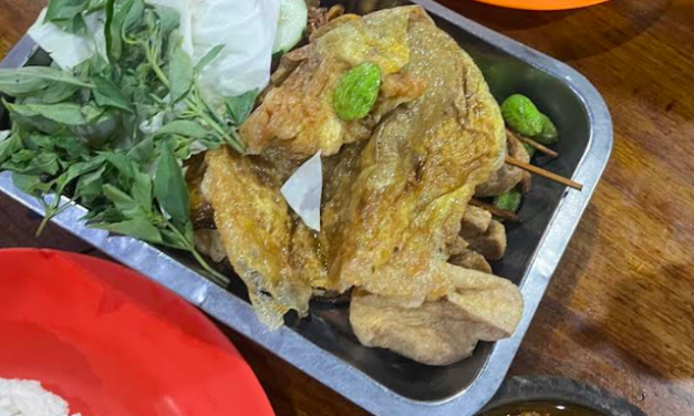 Penyetan Bang Ali Simpang Darmo: Sambal Ulek Makan Siang