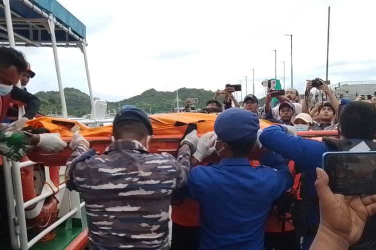 Pencarian Korban Kapal Tenggelam KM Putri Sakinah NTT