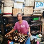 Mengolah Ikan Asap di Kampung Nelayan Kejawan Lor Tradisional