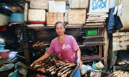Mengolah Ikan Asap di Kampung Nelayan Kejawan Lor Tradisional