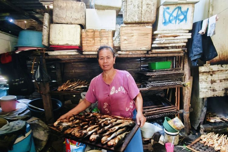 Mengolah Ikan Asap di Kampung Nelayan Kejawan Lor Tradisional