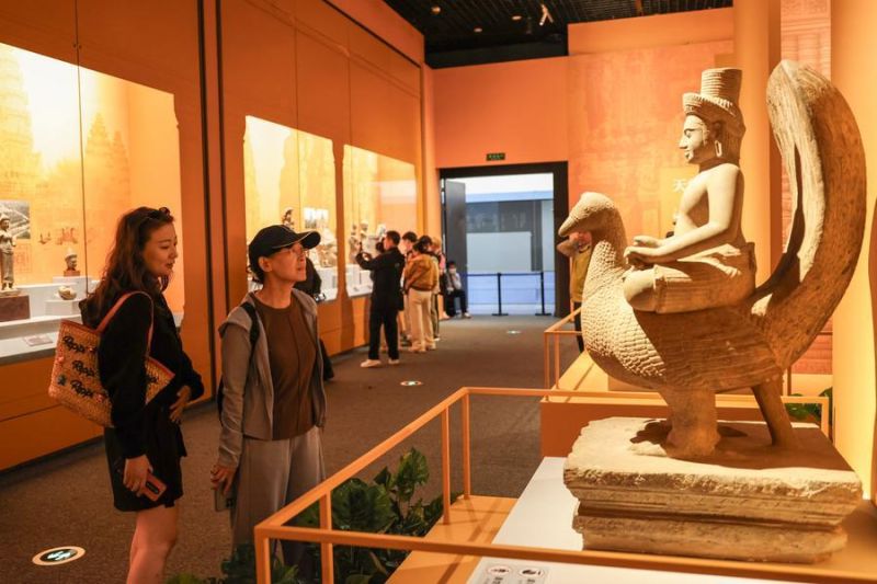 Pameran “Kisah Epik Air dan Batu” Perkuat Budaya China Kamboja