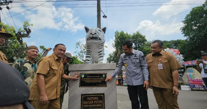 patung Macan Putih
