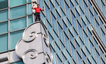 Alex Honnold Taklukan Taipei 101 Tanpa Tali Free Solo Spektakuler