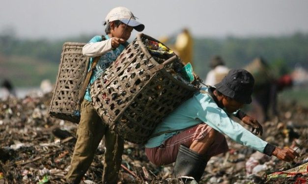 Di Balik Sampah Kota, Ada Perjuangan yang Sunyi