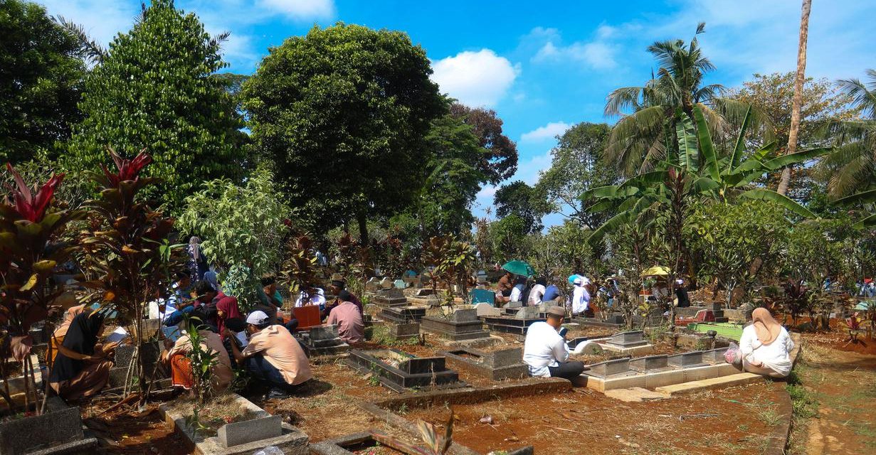 Tradisi Ziarah Kubur Usai Salat Idulfitri di Cibinong Bogor