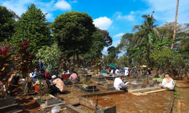 Tradisi Ziarah Kubur Usai Salat Idulfitri di Cibinong Bogor