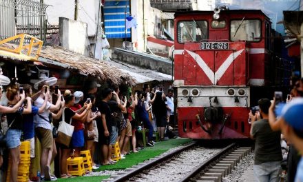 Train Street Hanoi: Wisata Instagrammable di Tengah Rel Kereta