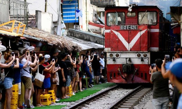 Train Street Hanoi: Wisata Instagrammable di Tengah Rel Kereta