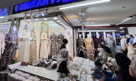 Tradisi Berburu Baju Lebaran di Tanah Abang Masih Ramai