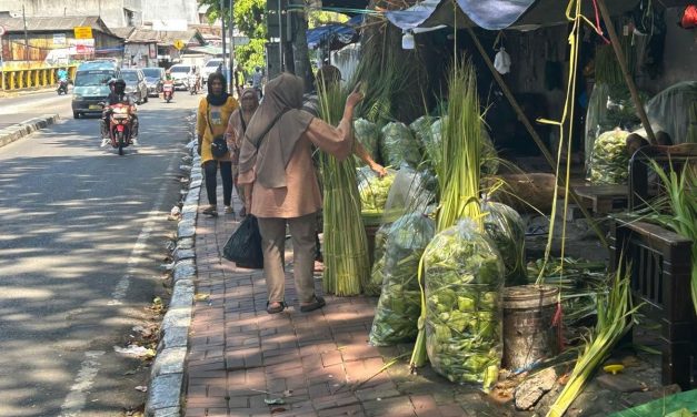 Tradisi Ketupat Lebaran: Simbol Budaya, Menjelang Hari Raya