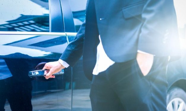 Polisi Bantu Warga Atasi Mobil Terkunci di Gunung Putri Bogor