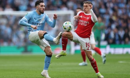 Aksi Rayan Cherki di Final Carabao Cup Sepak Bola Profesional