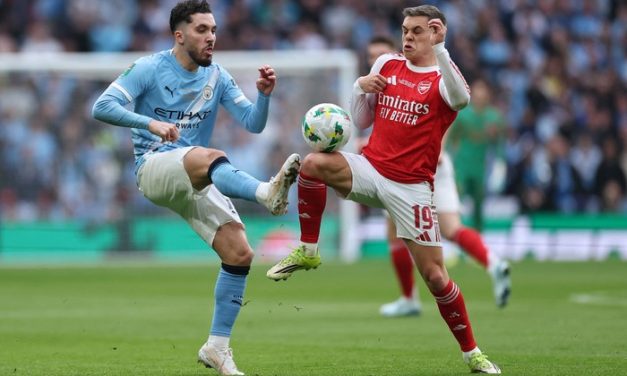 Aksi Rayan Cherki di Final Carabao Cup Sepak Bola Profesional