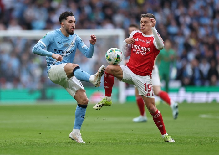 Aksi Rayan Cherki di Final Carabao Cup Sepak Bola Profesional