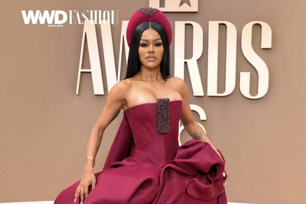 Teyana Taylor mengenakan gaun burgundy dramatis saat menghadiri BET Awards 2026