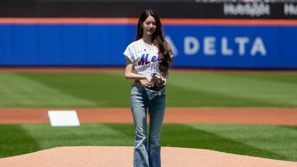 Jang Wonyoung IVE melakukan ceremonial first pitch di pertandingan New York Mets di Citi Field, New York.