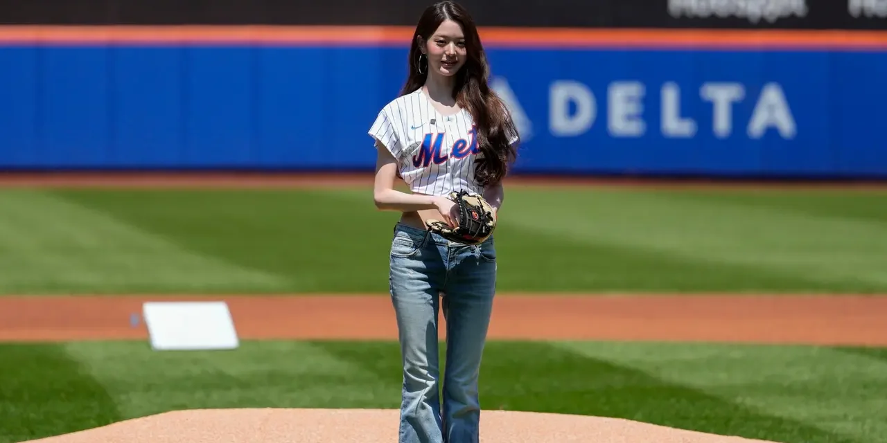 Jang Wonyoung Curi Perhatian di MLB Lewat Momen Spesial