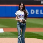 Jang Wonyoung Curi Perhatian di MLB Lewat Momen Spesial