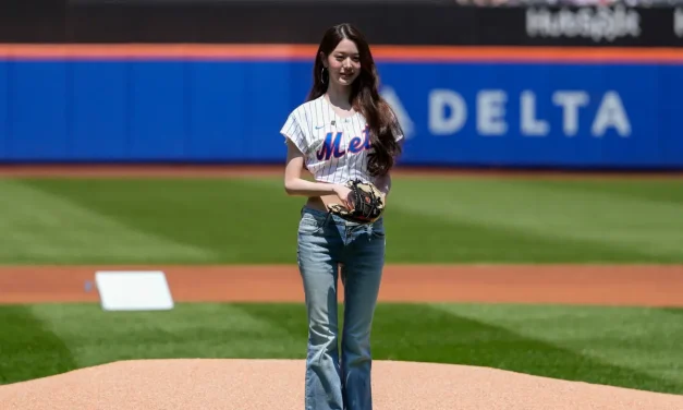 Jang Wonyoung Curi Perhatian di MLB Lewat Momen Spesial