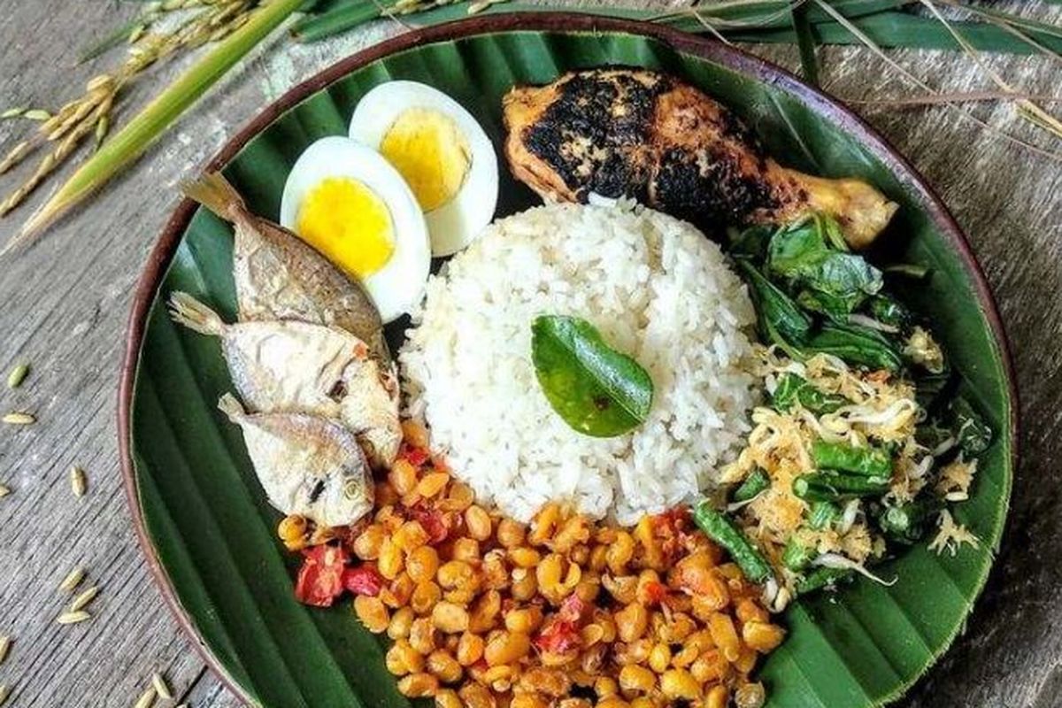 Sego Wiwit khas Yogyakarta dengan nasi uduk, ayam panggang, urap sayuran, telur rebus, ikan asin, dan sambal gepeng sebagai sajian tradisi Wiwitan.