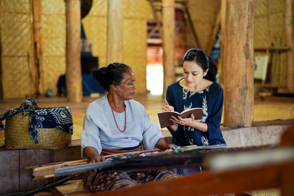 Ilustrasi penenun Sumba Timur dalam riset Tanah, Tangan, dan Tutur: Etnografi Komunikasi Representasi Budaya dalam Ekosistem Pariwisata Tenun Ikat Sumba Timur.