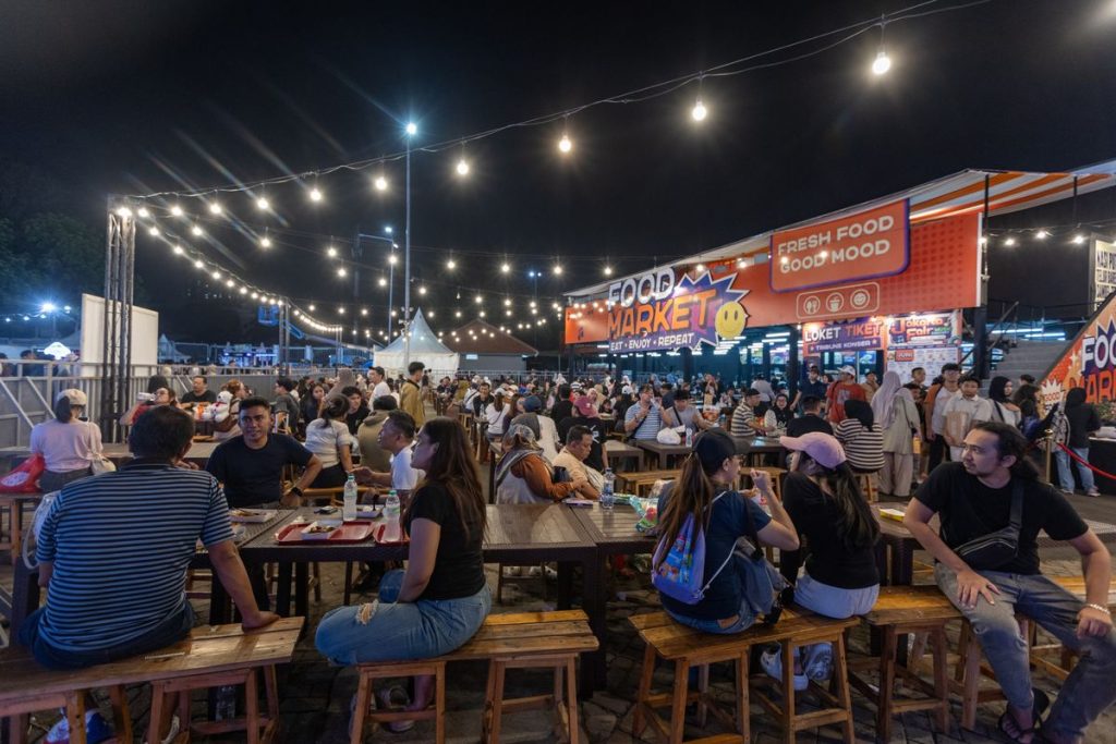 Pengunjung menikmati aneka kuliner di area Jakarta Fair 2026 JIExpo Kemayoran Jakarta Pusat.