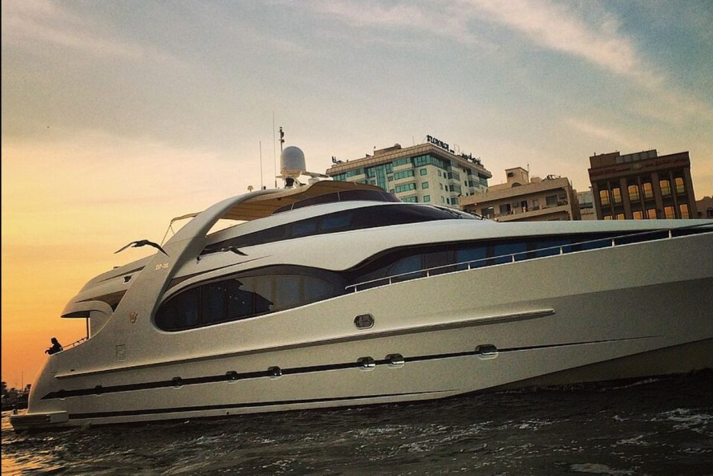 Kapal pesiar pribadi atau superyachts.