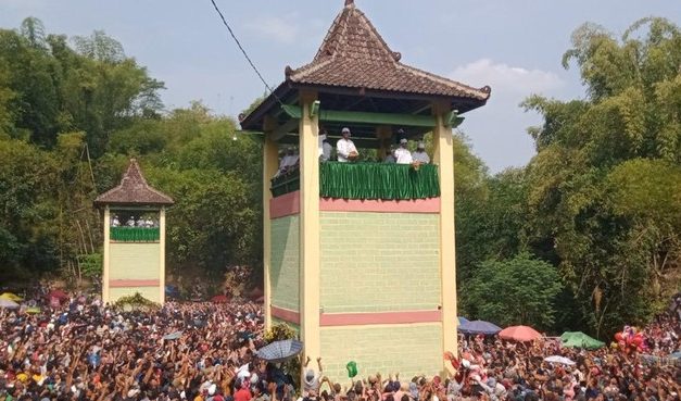 Tradisi Yaaqawiyyu Jatinom, 65 Ribu Apem Jadi Rebutan