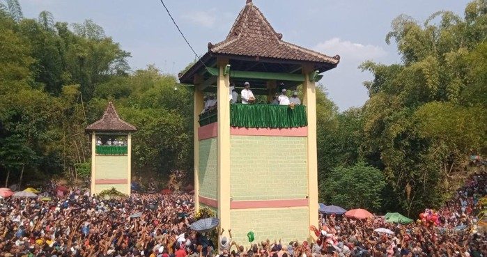 Tradisi Yaaqawiyyu Jatinom, 65 Ribu Apem Jadi Rebutan