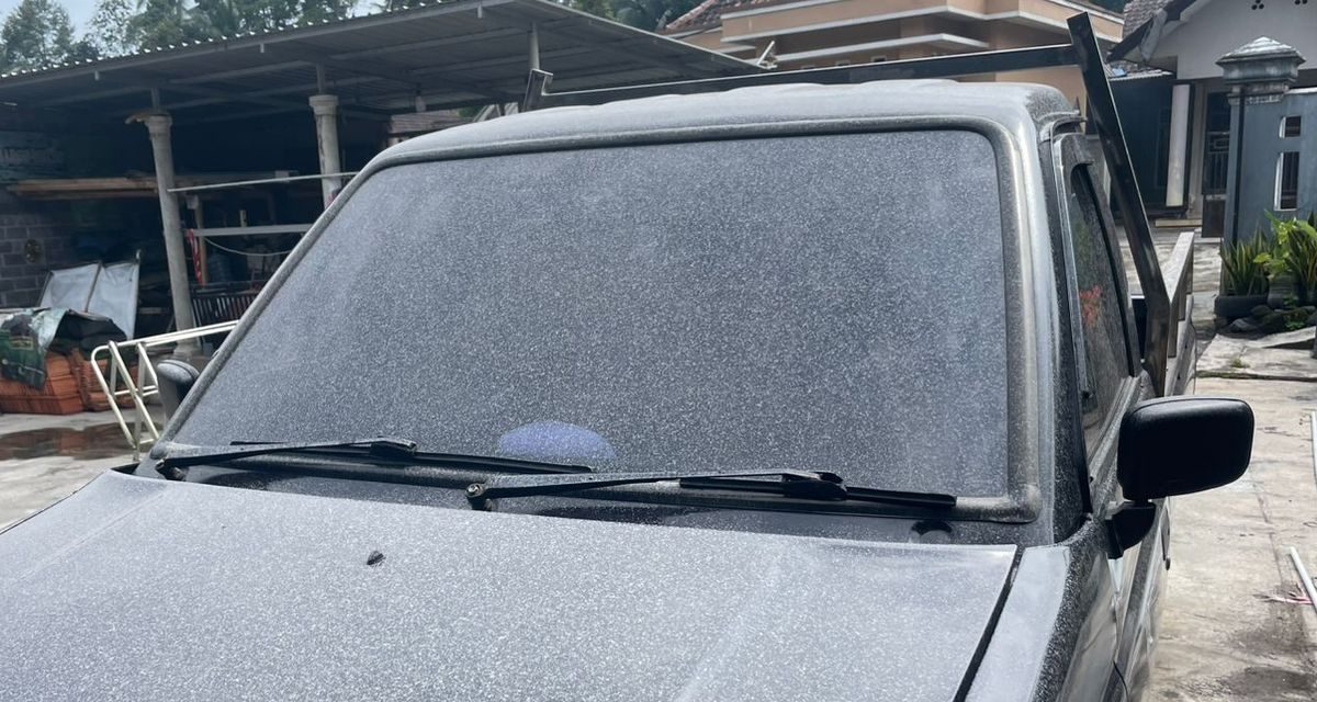 Abu Vulkanik Menempel di Kaca Mobil? Jangan Langsung Gunakan Wiper
