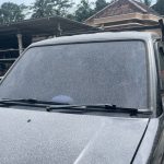 Abu Vulkanik Menempel di Kaca Mobil? Jangan Langsung Gunakan Wiper