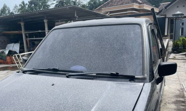 Abu Vulkanik Menempel di Kaca Mobil? Jangan Langsung Gunakan Wiper