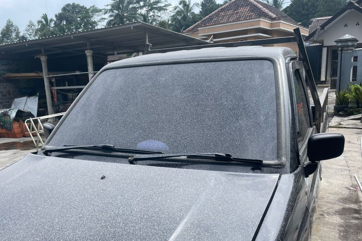 Abu vulkanik di kaca mobil