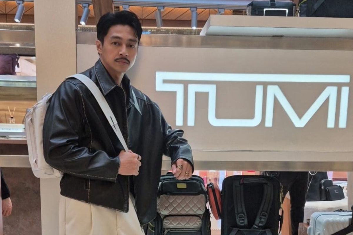 Deva Mahenra memilih tas