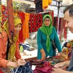 Mulud Adat Bayan Dongkrak Penjualan Tenun dan Penyewaan Kain