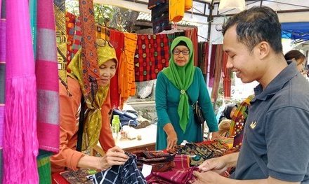 Mulud Adat Bayan Dongkrak Penjualan Tenun dan Penyewaan Kain