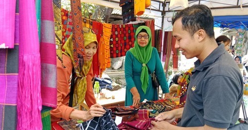 Mulud Adat Bayan Dongkrak Penjualan Tenun dan Penyewaan Kain
